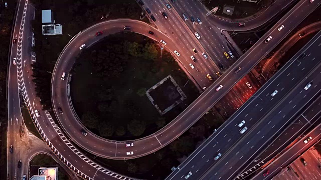 城市交通繁忙，夜间高速公路立交桥鸟瞰图