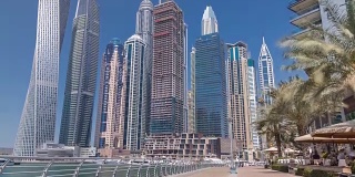 迪拜码头的现代摩天大楼和游艇的全景，阿拉伯联合酋长国