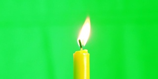 蜡烛燃烧的概念，慢动作火火焰燃烧蜡烛在绿色屏幕上