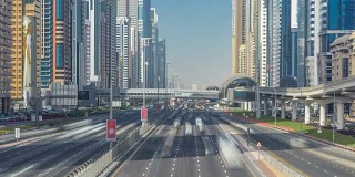 繁忙的谢赫扎耶德公路，地铁和现代摩天大楼在奢华的迪拜城市周围