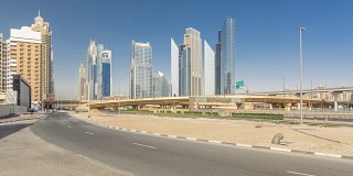 繁忙的谢赫扎耶德路时光流逝，地铁和现代摩天大楼环绕在奢华的迪拜城市