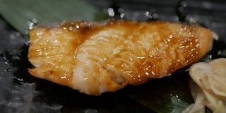 红烧的鲑鱼。酱油烤鲑鱼。日本料理