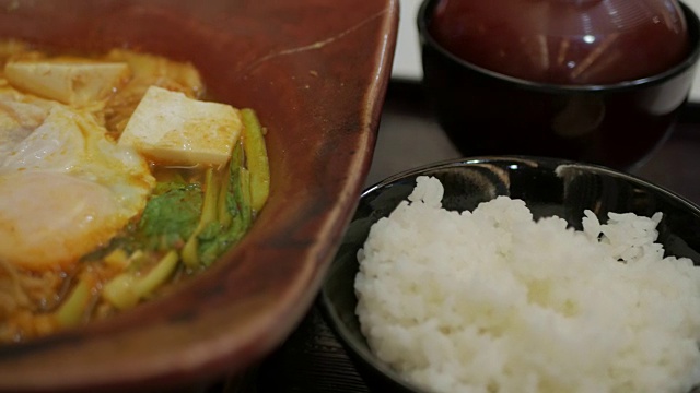 泡菜火锅是一种日式火锅，里面有发酵的蔬菜。