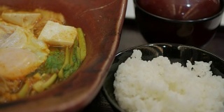 泡菜火锅是一种日式火锅，里面有发酵的蔬菜。
