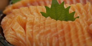 三文鱼生鱼片或生三文鱼片。日本的食物。