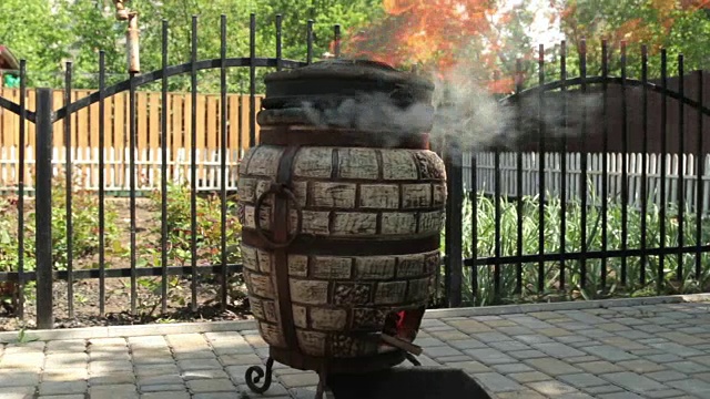 火辣辣的，炉子在升温。筒状泥炉用火