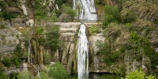 圣米格尔德尔菲修道院附近的瀑布