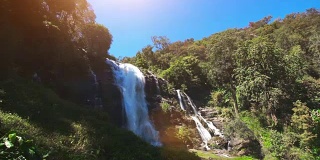 泰国清迈瓦奇拉坦瀑布的阳光。