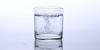 4K特写把饮用水倒进玻璃杯，工作室拍摄