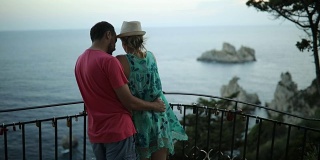 夫妇俩在科孚岛享受美景