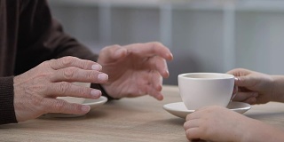 爷爷和孩子聊天喝茶，花时间在一起，交流