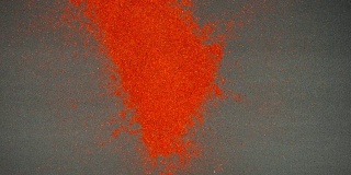 顶视图:红辣椒流落在一张黑色的桌子上-慢镜头