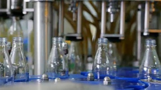玻璃瓶装水自动生产线。玻璃瓶装药草饮料。饮用水和饮料的生产。视频素材模板下载