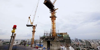 建筑工地建筑与塔吊和多云的天空背景在曼谷，泰国，4K时间流逝