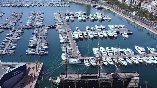 游艇停车场，码头，游艇和帆船停泊在码头，鸟瞰帆船和木制码头附近的船只。股票。无人机鸟瞰图视频素材模板下载