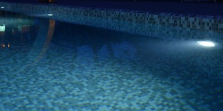 游泳池的夜间照明会改变颜色。酒店室外游泳池配有冷水