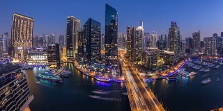 美丽的空中俯瞰白天到夜晚过渡时间的迪拜码头运河