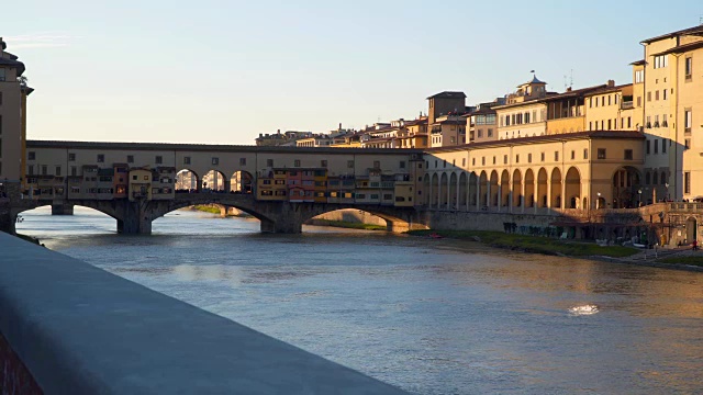佛罗伦萨著名的维奇奥桥和阿尔诺河