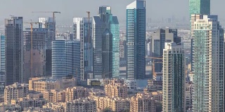 迪拜市中心的早晨场景延时。从上面俯视