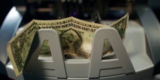 一美元的纸币在货币计数机。金融危机的概念