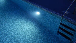 游泳池的夜间照明会改变颜色。酒店室外游泳池配有冷水视频素材模板下载