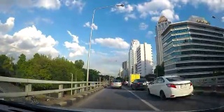 驾驶视角POV，汽车在曼谷的道路上行驶