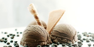 巧克力冰淇淋，旁边有咖啡豆，上面有装饰