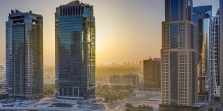鸟瞰图朱美拉湖塔摩天大楼在日出时间与交通在谢赫扎耶德路