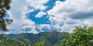 美丽的热带山脉和蓝天与移动的云。时间流逝的视频