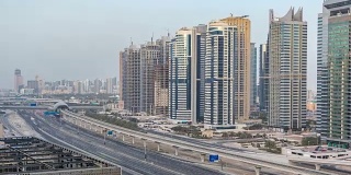 令人惊叹的屋顶视图，围绕迪拜码头和JLT摩天大楼谢赫扎耶德路