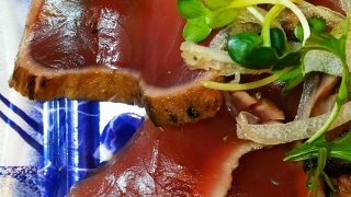 生金枪鱼，金枪鱼寿司和传统的日本菜沙拉切片视频素材模板下载