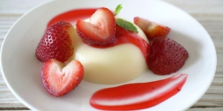 酸奶布丁和新鲜草莓
