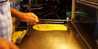 男子手工烹饪泰国甜点甜派