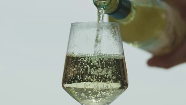 葡萄酒倒进玻璃杯