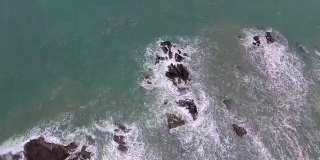 海浪撞击岩石的航拍