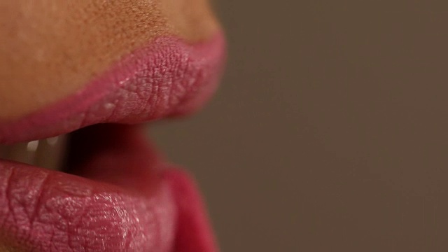 粉红色的嘴唇女士