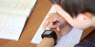 年轻学生使用智能手表进行电子学习