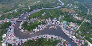 令人惊叹的海滨村庄与弯曲的河流和海洋背景，航拍视频