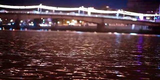 水中的倒影和夜晚桥上的灯光。