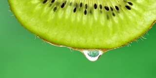 从一片猕猴桃上滴下一滴纯净水或果汁
