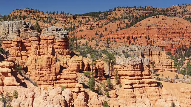 上升无人机拍摄的犹他州岩石hoodoo