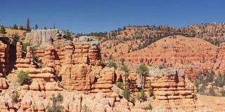 红岩石和蓝天在犹他州-鸟瞰图