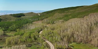 无人机飞行犹他州12号公路蜿蜒穿过博尔德山的森林