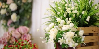 婚礼装饰，桌上有一束人造花。