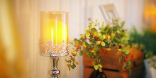 婚礼装饰:桌上有花束和蜡烛。