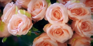 桌上有一束浪漫的粉红色玫瑰。