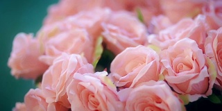 婚礼装饰，桌上有粉红色的玫瑰。