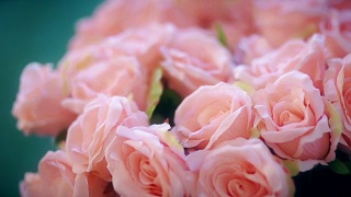 婚礼装饰，桌上有粉红色的玫瑰。视频素材模板下载