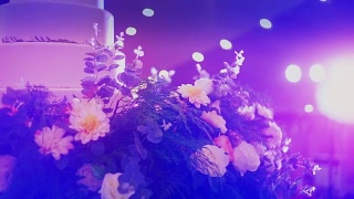 优雅的婚礼蛋糕装饰鲜花。视频素材模板下载