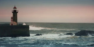巨浪冲击着码头，大西洋岸边的灯塔